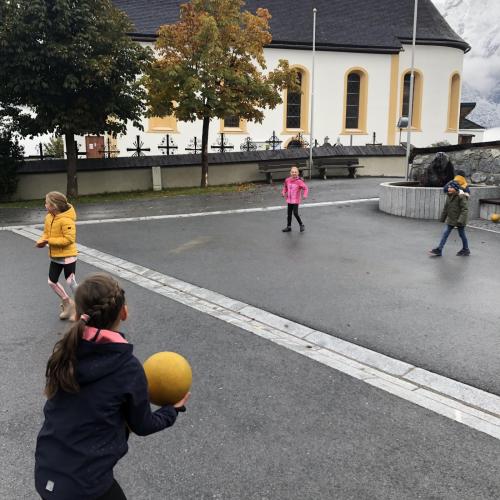 Der Schulhof wird zum Spielfeld.